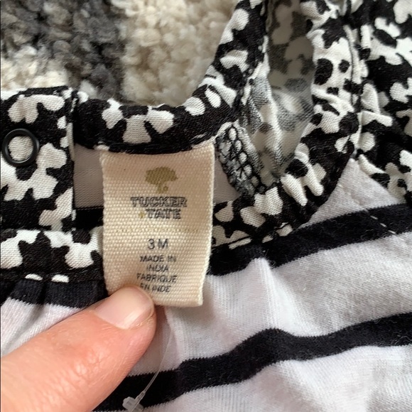 NWOT adorable baby girls outfit - Picture 2 of 3